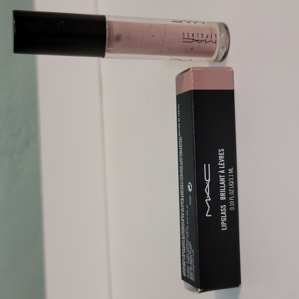 Mac #305 Oyster Girl Lipglass